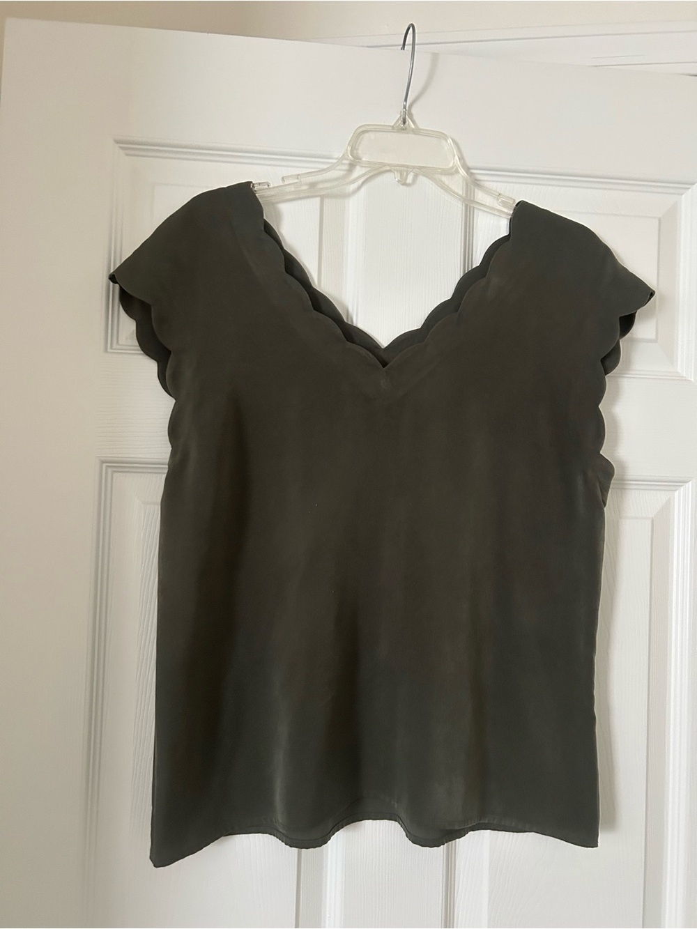Express Scalloped V-Neck Camisole in Olive Green